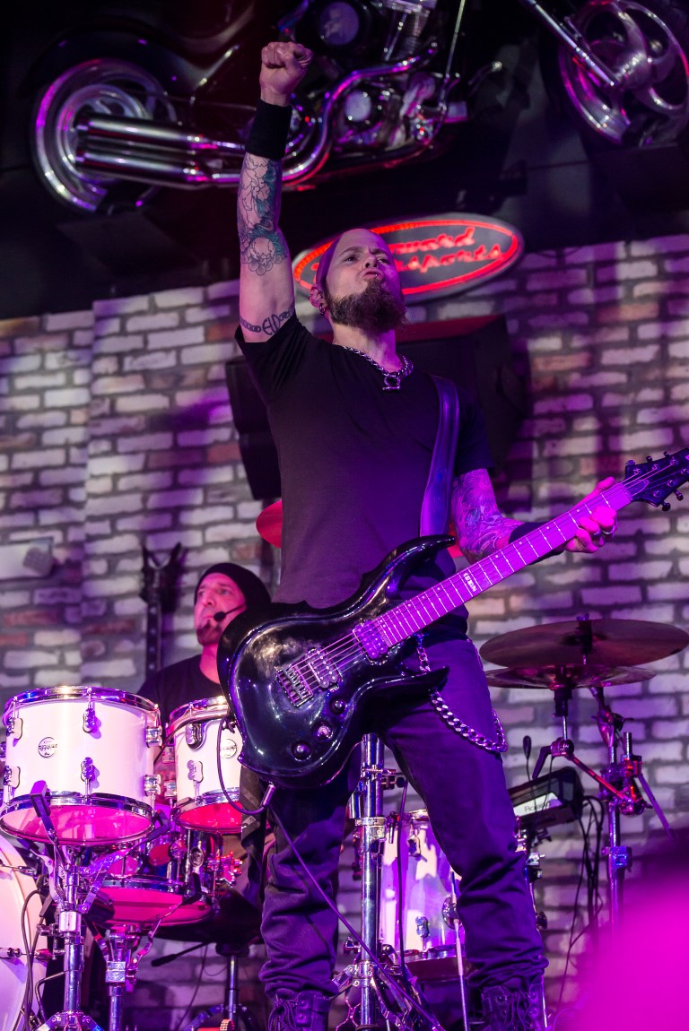 Drowning Pool with support from modern day outlaw and violent new breed